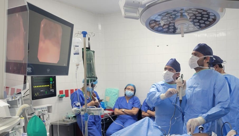 Entrenamiento del Dr. José Agámez en técnica de plicatura de la curvatura mayor gástrica en El Salvador