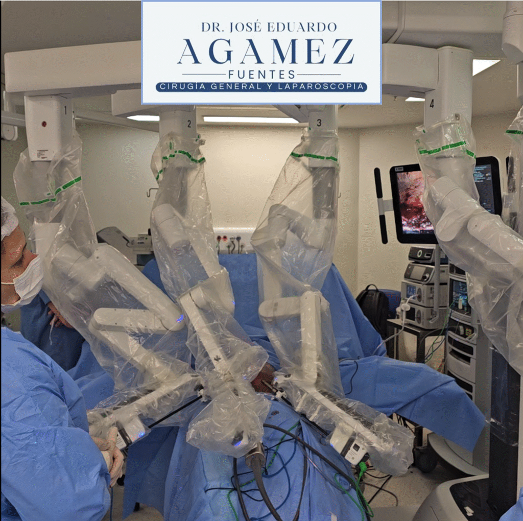 Cirujano operando con sistema robótico Da Vinci Medellín