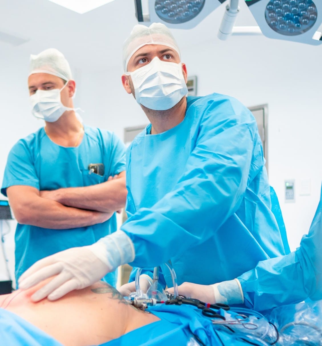 Dr. Jose Eduardo Agamez Fuentes realizando procedimientos laparoscópicos avanzados